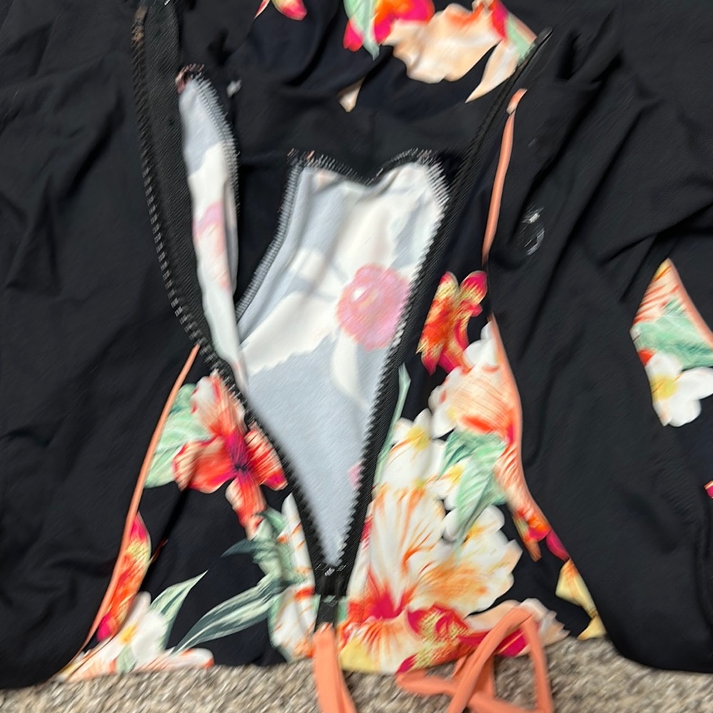 Rip Curl Rash Guard - Picture 4 of 4